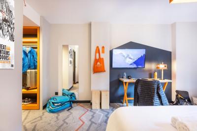 Un groupe de musiciens joue sur scène devant un écran affichant le logo et le slogan ’Base Camp Lodge’.