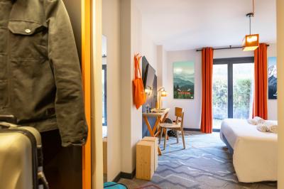 Un groupe de musiciens joue sur scène devant un écran affichant le logo et le slogan ’Base Camp Lodge’.