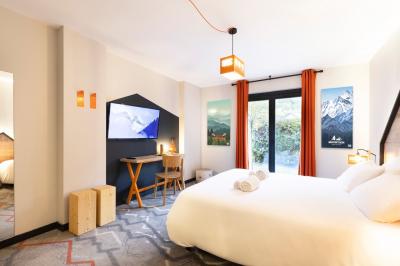 Un groupe de musiciens joue sur scène devant un écran affichant le logo et le slogan ’Base Camp Lodge’.