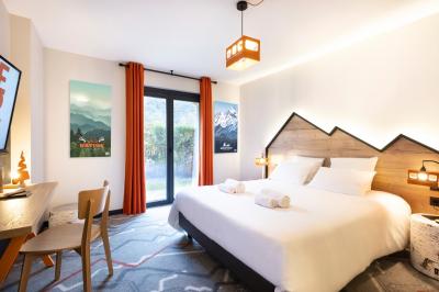 Un groupe de musiciens joue sur scène devant un écran affichant le logo et le slogan ’Base Camp Lodge’.