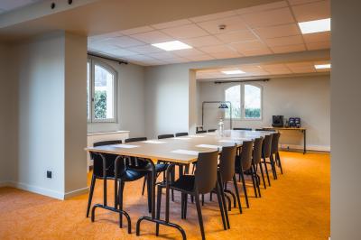 Un groupe de musiciens joue sur scène devant un écran affichant le logo et le slogan ’Base Camp Lodge’.