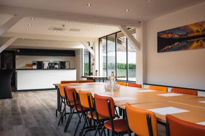 Un groupe de musiciens joue sur scène devant un écran affichant le logo et le slogan ’Base Camp Lodge’.