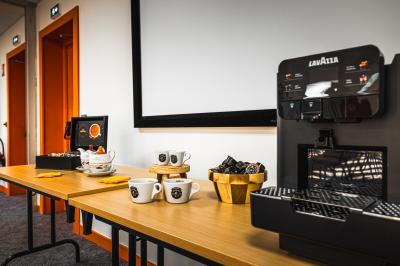 Un groupe de musiciens joue sur scène devant un écran affichant le logo et le slogan ’Base Camp Lodge’.