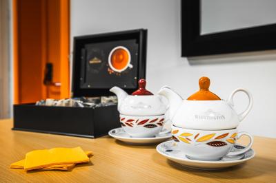 Un groupe de musiciens joue sur scène devant un écran affichant le logo et le slogan ’Base Camp Lodge’.