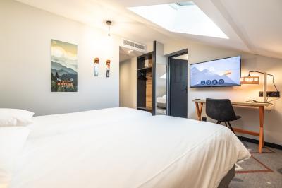 Un groupe de musiciens joue sur scène devant un écran affichant le logo et le slogan ’Base Camp Lodge’.