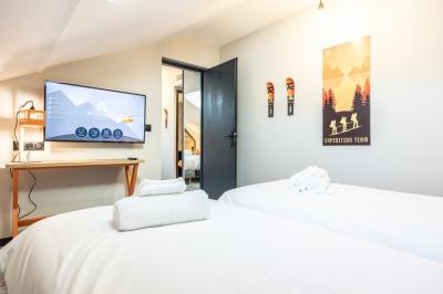 Un groupe de musiciens joue sur scène devant un écran affichant le logo et le slogan ’Base Camp Lodge’.