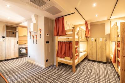 Un groupe de musiciens joue sur scène devant un écran affichant le logo et le slogan ’Base Camp Lodge’.