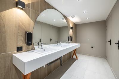 Un groupe de musiciens joue sur scène devant un écran affichant le logo et le slogan ’Base Camp Lodge’.