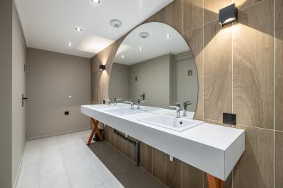 Un groupe de musiciens joue sur scène devant un écran affichant le logo et le slogan ’Base Camp Lodge’.