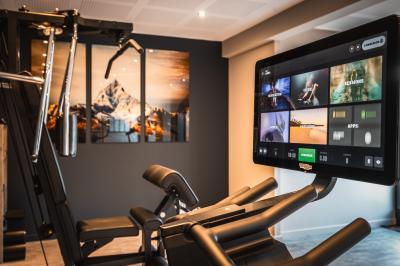 Un groupe de musiciens joue sur scène devant un écran affichant le logo et le slogan ’Base Camp Lodge’.