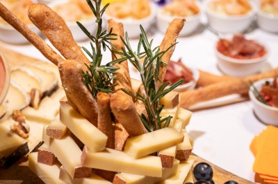 Un groupe de musiciens joue sur scène devant un écran affichant le logo et le slogan ’Base Camp Lodge’.