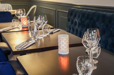 Plateau de fruits frais avec mangue, pomme, raisin et menthe, présenté sur une table lors d'un événement convivial.