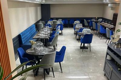 Plateau de fruits frais avec mangue, pomme, raisin et menthe, présenté sur une table lors d'un événement convivial.