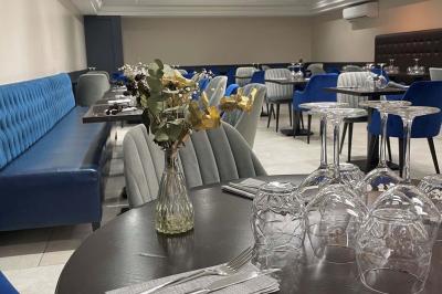 Plateau de fruits frais avec mangue, pomme, raisin et menthe, présenté sur une table lors d'un événement convivial.