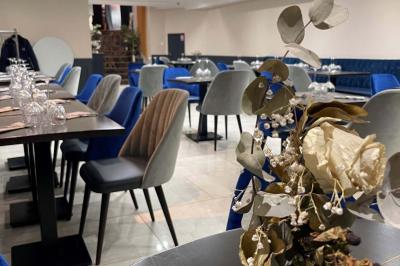 Plateau de fruits frais avec mangue, pomme, raisin et menthe, présenté sur une table lors d'un événement convivial.