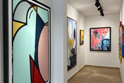 Salle de restaurant avec des tables dressées, décorée de grandes photographies en noir et blanc sur les murs.