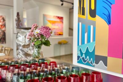 Salle de restaurant avec des tables dressées, décorée de grandes photographies en noir et blanc sur les murs.