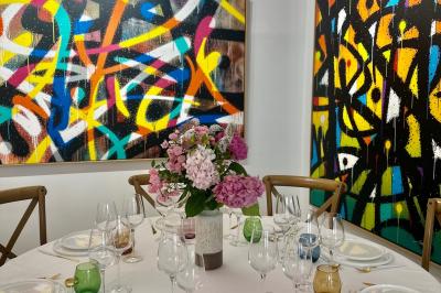Salle de restaurant avec des tables dressées, décorée de grandes photographies en noir et blanc sur les murs.