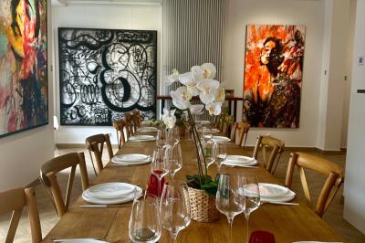 Salle de restaurant avec des tables dressées, décorée de grandes photographies en noir et blanc sur les murs.