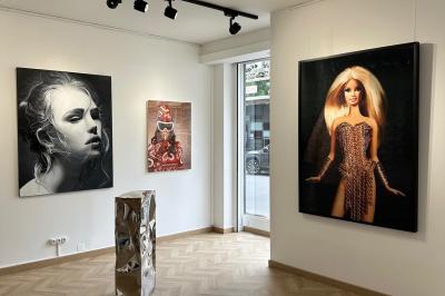 Salle de restaurant avec des tables dressées, décorée de grandes photographies en noir et blanc sur les murs.