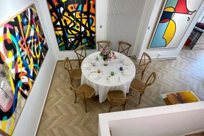 Salle de restaurant avec des tables dressées, décorée de grandes photographies en noir et blanc sur les murs.