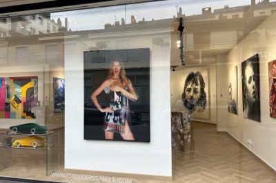 Salle de restaurant avec des tables dressées, décorée de grandes photographies en noir et blanc sur les murs.