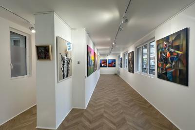 Salle de restaurant avec des tables dressées, décorée de grandes photographies en noir et blanc sur les murs.
