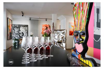 Salle de restaurant avec des tables dressées, décorée de grandes photographies en noir et blanc sur les murs.