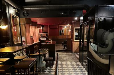 Miniature Location salle Lyon (Rhône) - L'Idole des Jeunes #11 Intérieur d'un bar avec un lustre central, des murs ornés de cadres et un comptoir en bois sombre.