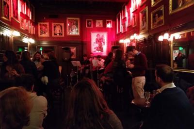 Miniature Location salle Lyon (Rhône) - L'Idole des Jeunes #3 Intérieur d'un bar avec un lustre central, des murs ornés de cadres et un comptoir en bois sombre.