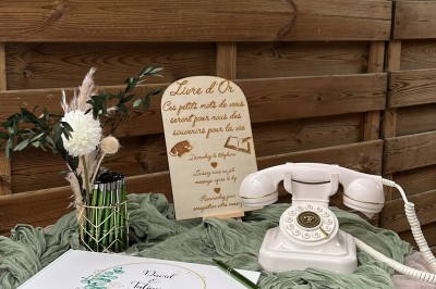 Salle de réception en briques avec éclairage chaleureux, grande table décorée de fleurs et vaisselle élégante.