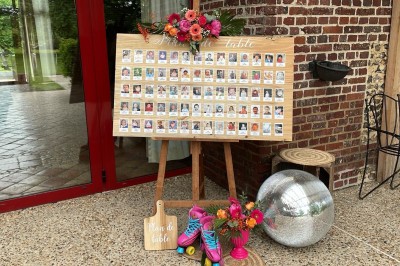 Salle de réception en briques avec éclairage chaleureux, grande table décorée de fleurs et vaisselle élégante.