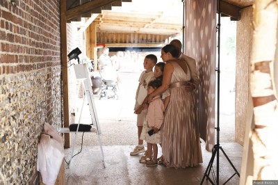 Salle de réception en briques avec éclairage chaleureux, grande table décorée de fleurs et vaisselle élégante.