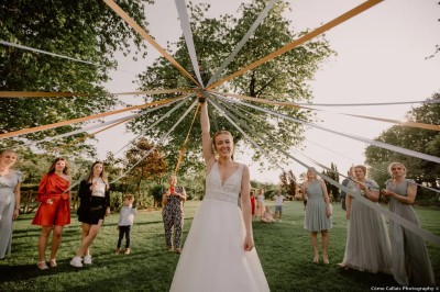 Salle de réception en briques avec éclairage chaleureux, grande table décorée de fleurs et vaisselle élégante.