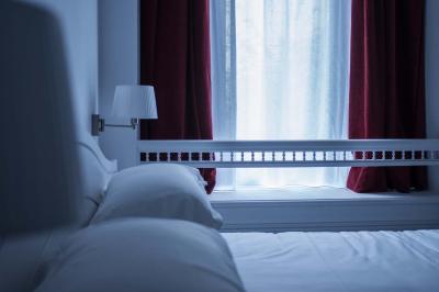 Salade de quinoa dans un grand bol entourée de petits plats contenant divers légumes sur une table en bois.