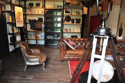Salade de quinoa dans un grand bol entourée de petits plats contenant divers légumes sur une table en bois.
