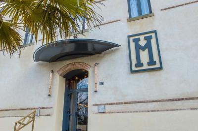 Salade de quinoa dans un grand bol entourée de petits plats contenant divers légumes sur une table en bois.