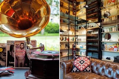 Salade de quinoa dans un grand bol entourée de petits plats contenant divers légumes sur une table en bois.