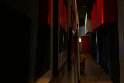 Salade de quinoa dans un grand bol entourée de petits plats contenant divers légumes sur une table en bois.