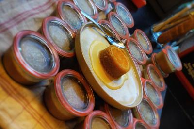 Salade de quinoa dans un grand bol entourée de petits plats contenant divers légumes sur une table en bois.