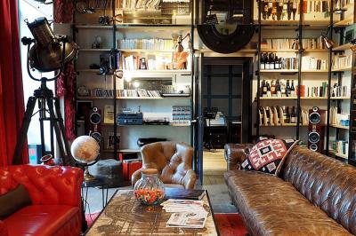 Salade de quinoa dans un grand bol entourée de petits plats contenant divers légumes sur une table en bois.
