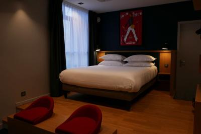 Salade de quinoa dans un grand bol entourée de petits plats contenant divers légumes sur une table en bois.