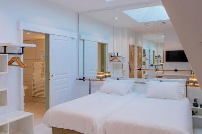 Salade de quinoa dans un grand bol entourée de petits plats contenant divers légumes sur une table en bois.