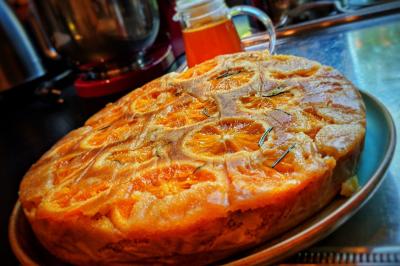 Salade de quinoa dans un grand bol entourée de petits plats contenant divers légumes sur une table en bois.