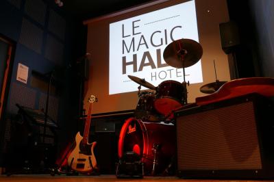 Salade de quinoa dans un grand bol entourée de petits plats contenant divers légumes sur une table en bois.