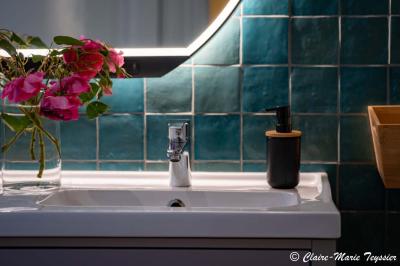 Château entouré d'arbres et de champs verdoyants sous un ciel partiellement nuageux.