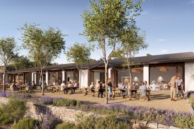 Terrasse ombragée avec pergola en bois, tables et chaises devant un bâtiment moderne avec de grandes baies vitrées.
