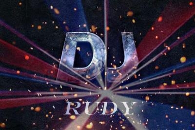 Texte ’DJ Rudy’ en lettres lumineuses sur un fond sombre avec des faisceaux de lumière colorés et des étincelles.