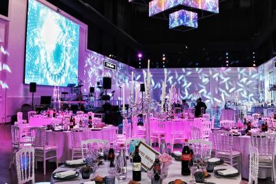 Logo du salon de réception ’Le White’ avec une typographie élégante sur fond blanc.