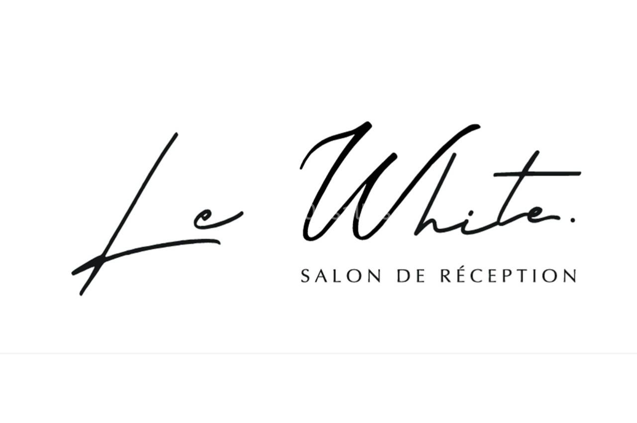 Logo du salon de réception ’Le White’ avec une typographie élégante sur fond blanc.